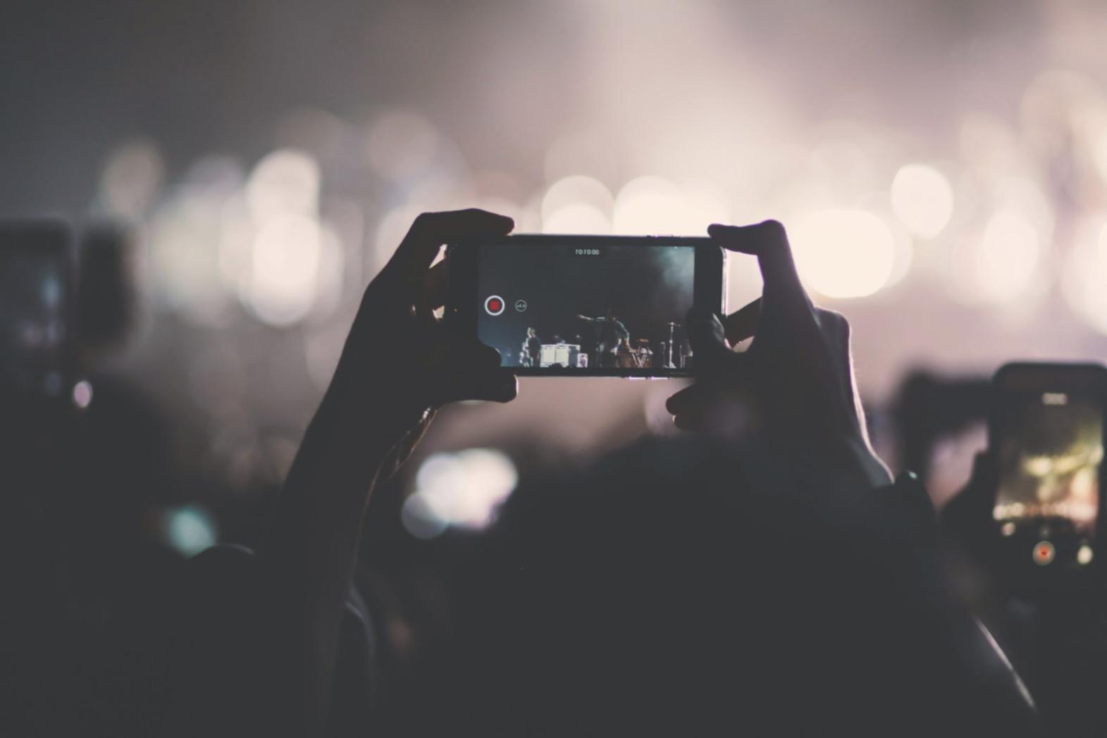 Studenti che collaborano su progetti di video editing