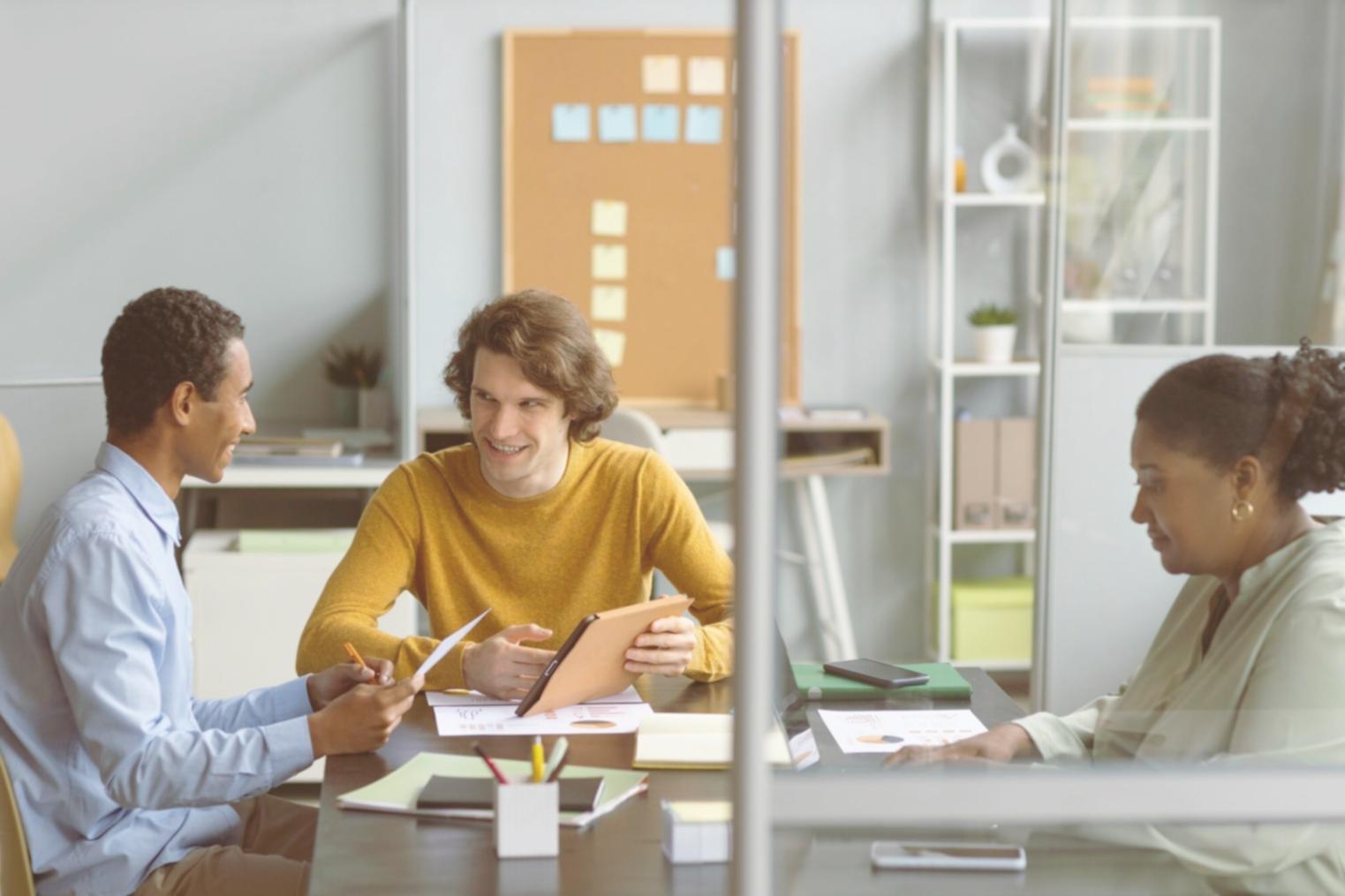 Studente concentrato durante esercizio di color grading