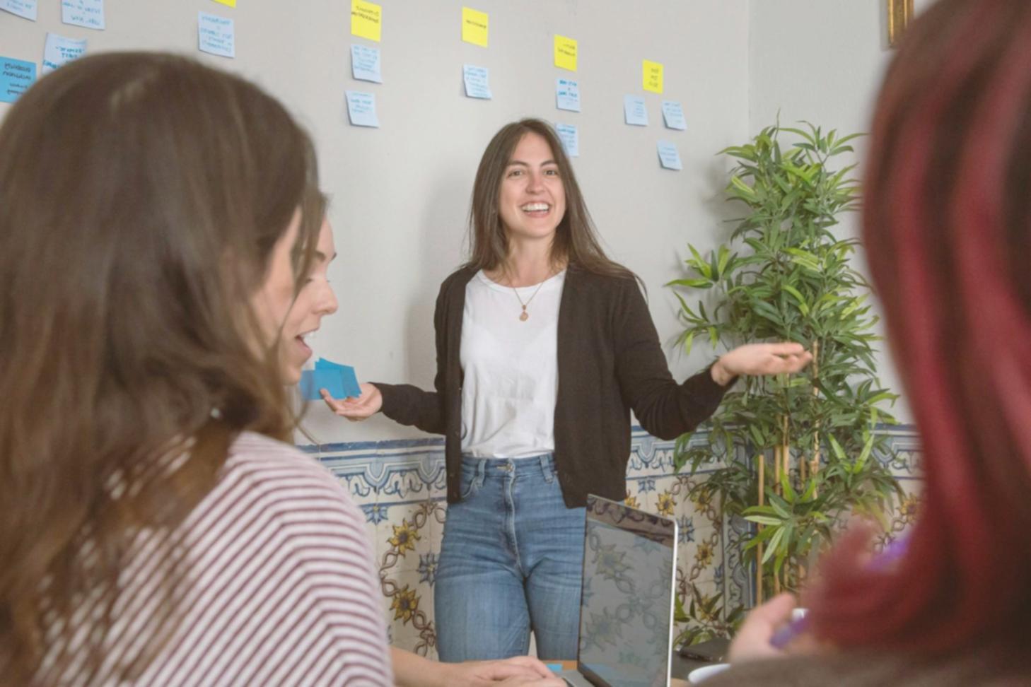 Studente internazionale durante sessione pratica di montaggio video in aula