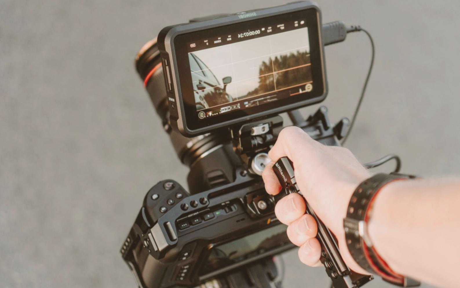 Postazione di lavoro per video editing con monitor e attrezzatura professionale