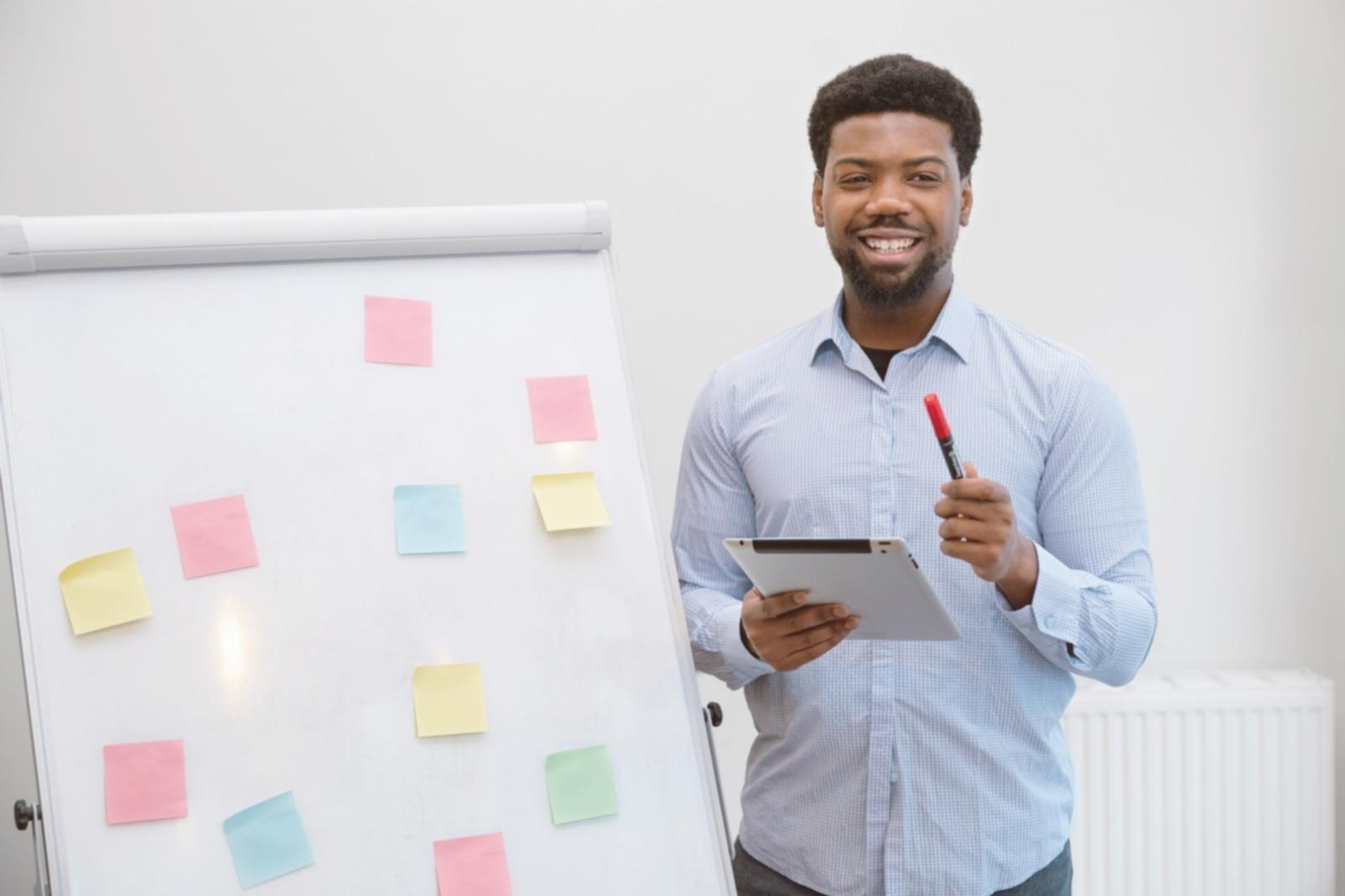 Postazione di editing con timeline complessa su doppio monitor