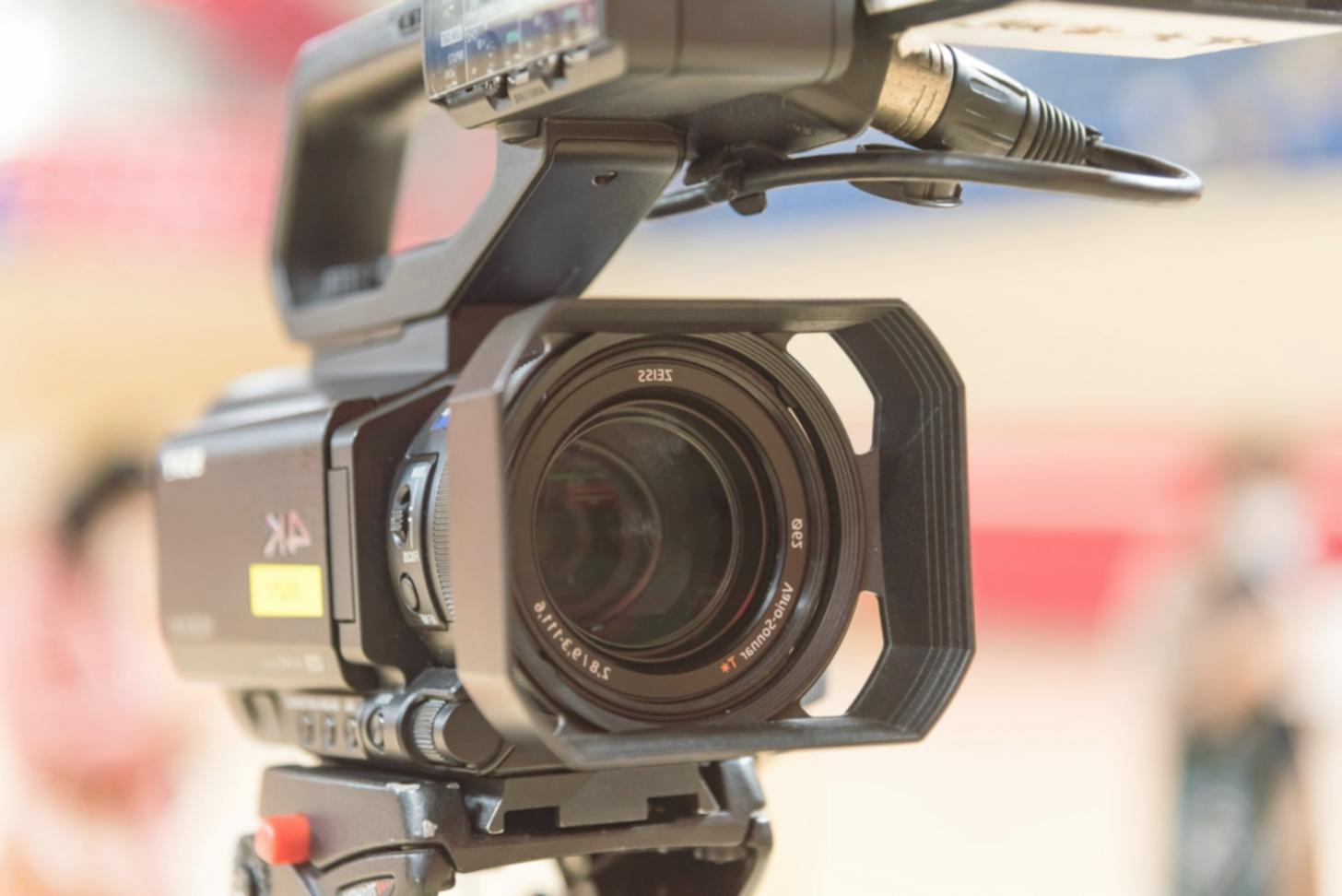 Postazione di montaggio video professionale con monitor e attrezzatura