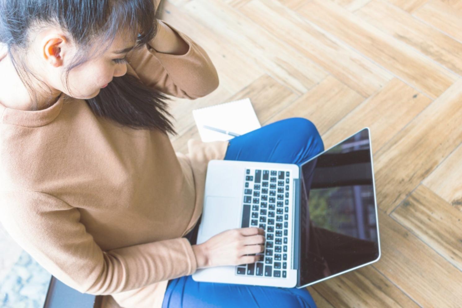 Studenti durante una sessione pratica di montaggio video